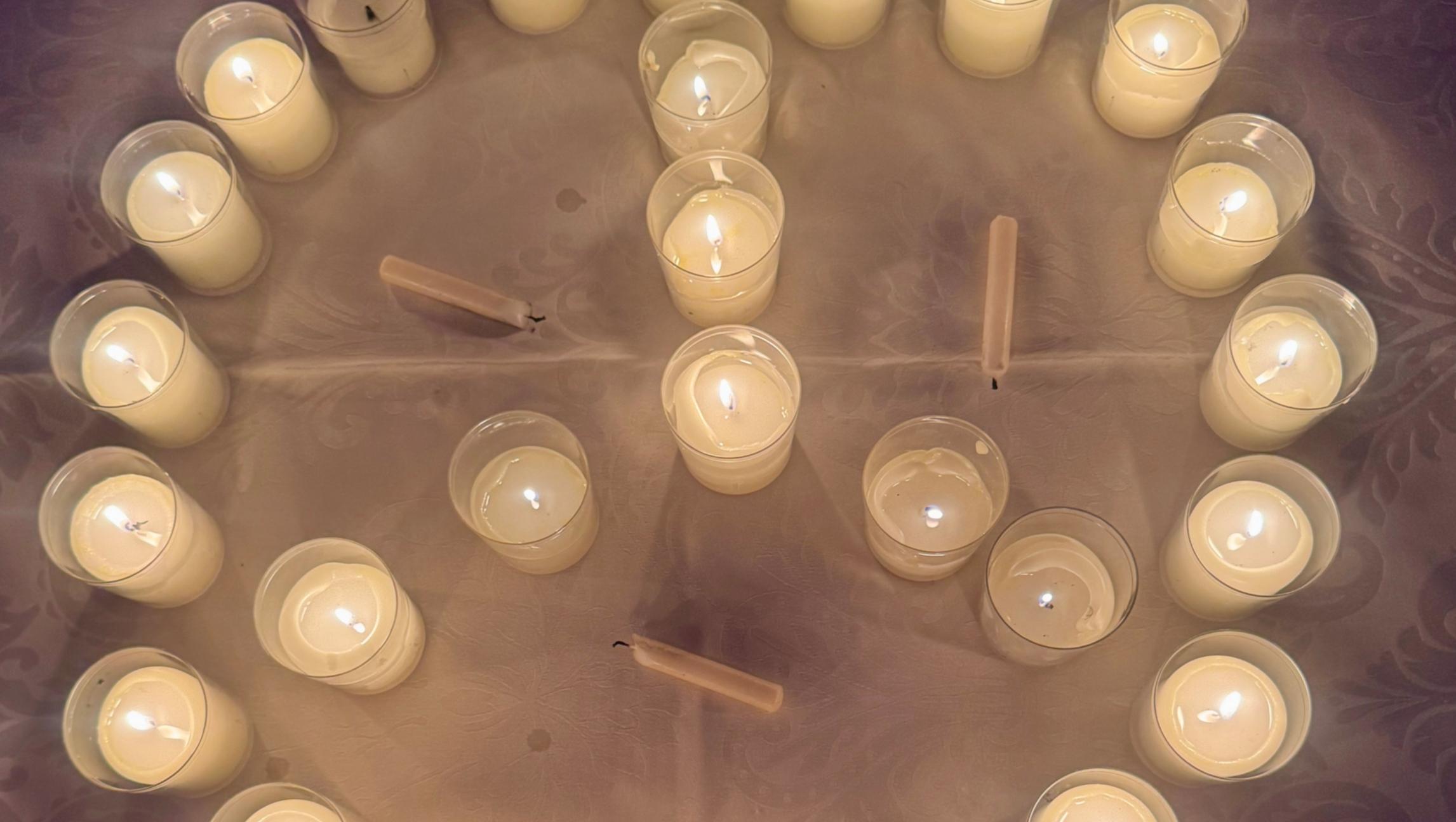 Friedenszeichen Lichter nach der Kirchen 20,24 Kirche Sotzweiler_SZ