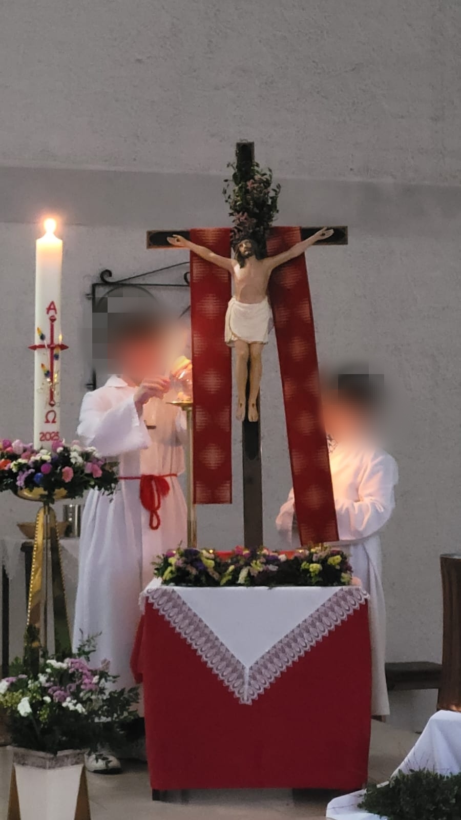 Osterkerze und Triumphkreuz (c) Kerstin Leonhard Osterkerze und Triumphkreuz