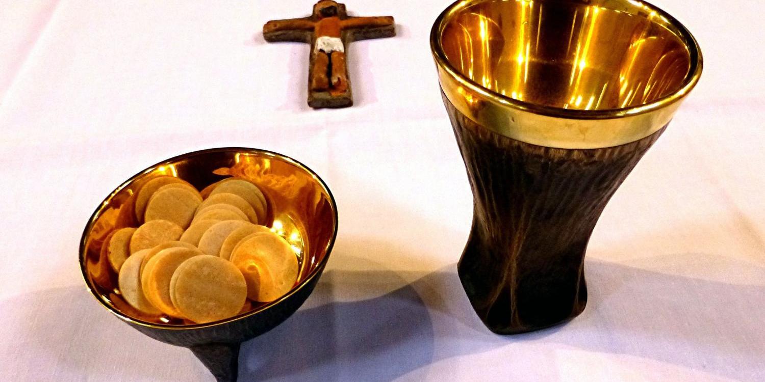 Kelch, Schale und Kreuz
