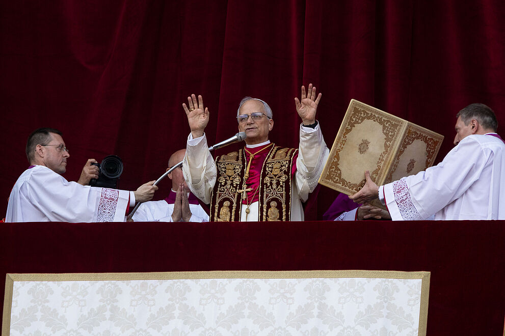 Papst Leo XIV. auf der Loggia des Petersdoms