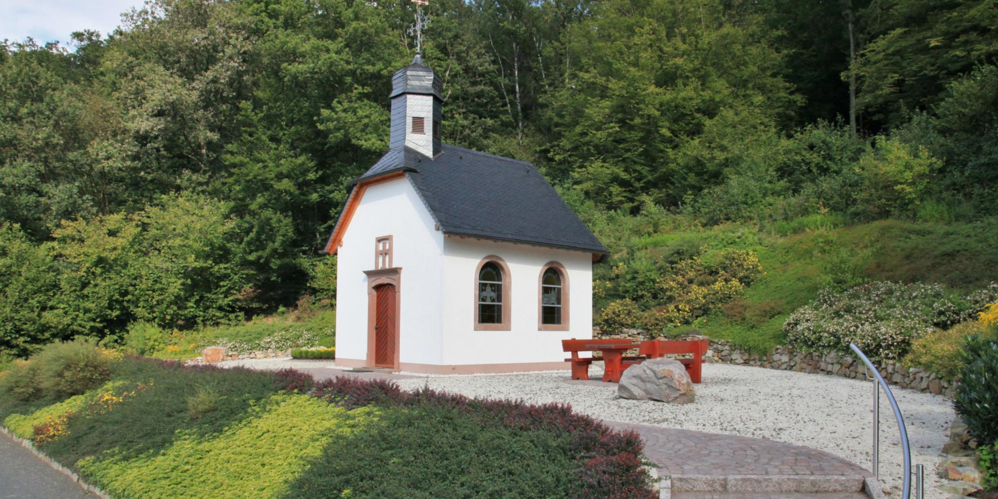 Blick auf eine Kapelle mit Blumen