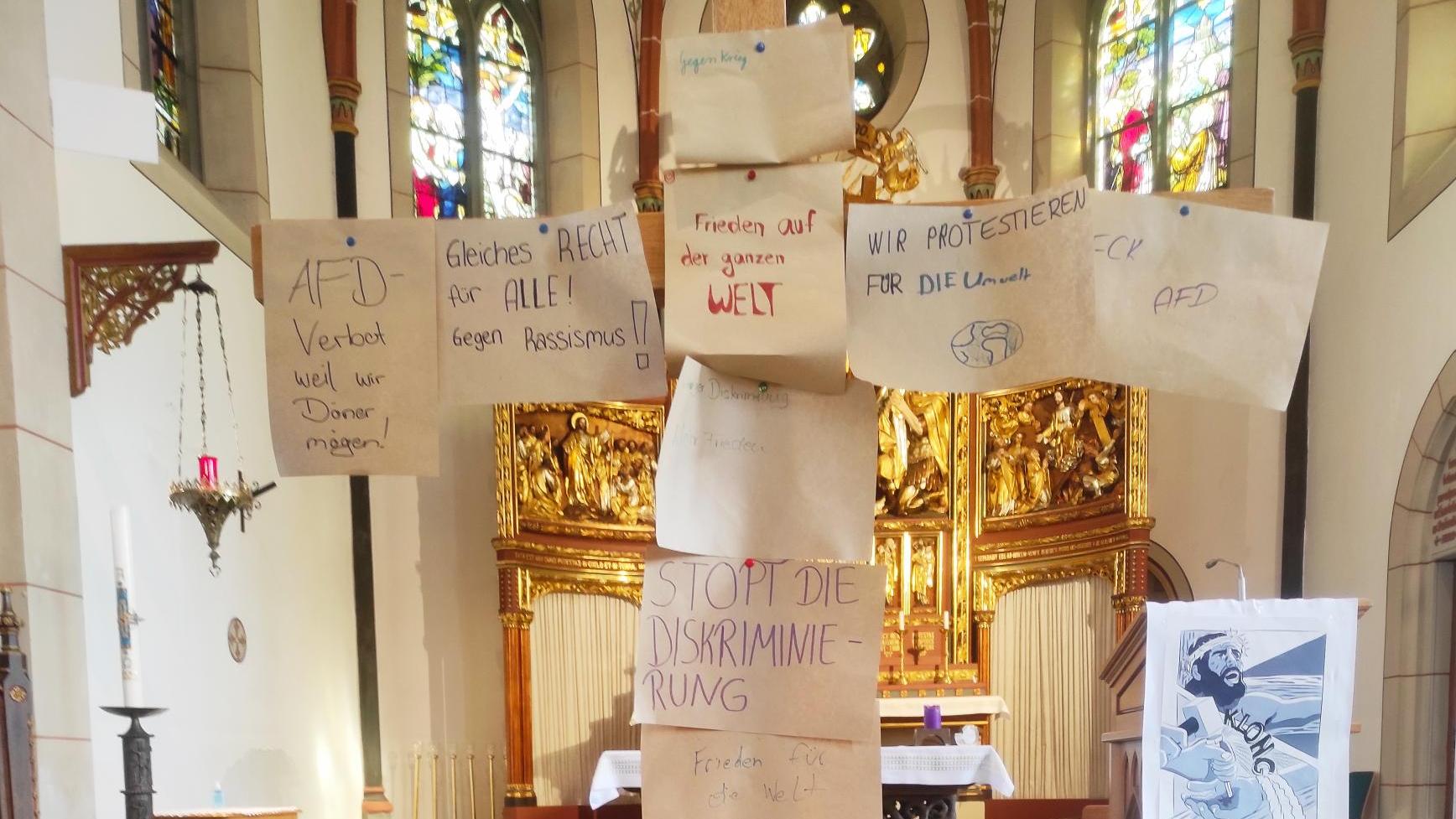 Kreuz mit Protesttexten der Jugendlichen