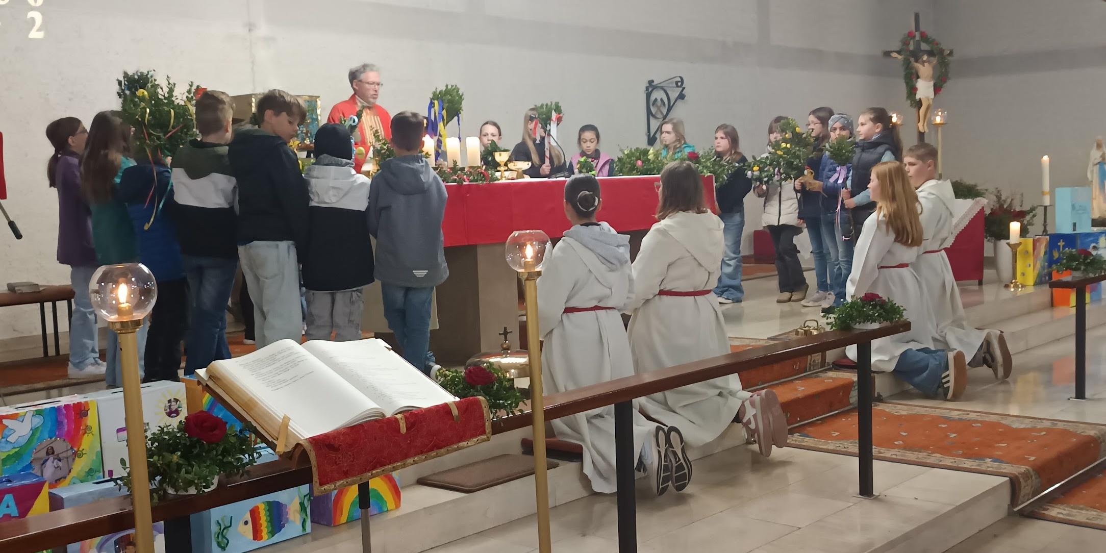 Die Kinder stehen um den Altar (c) Kerstin Leonhard Die Kinder stehen um den Altar