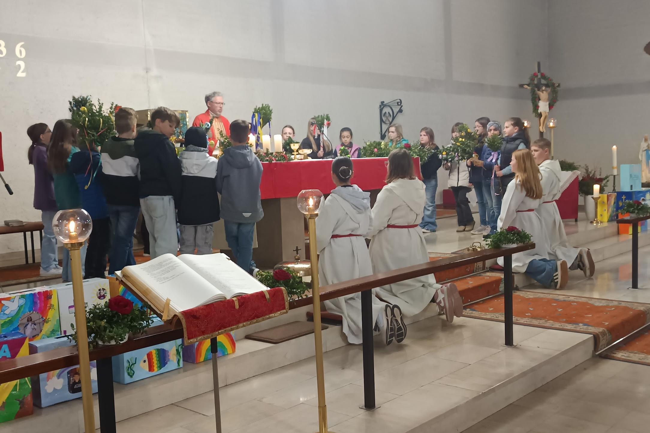 Die Kinder stehen um den Altar