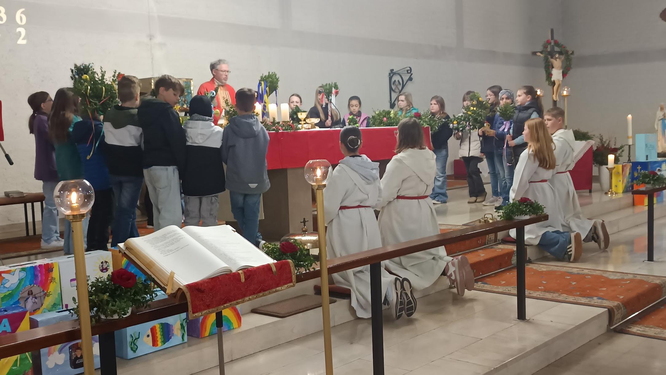 Die Kinder stehen um den Altar