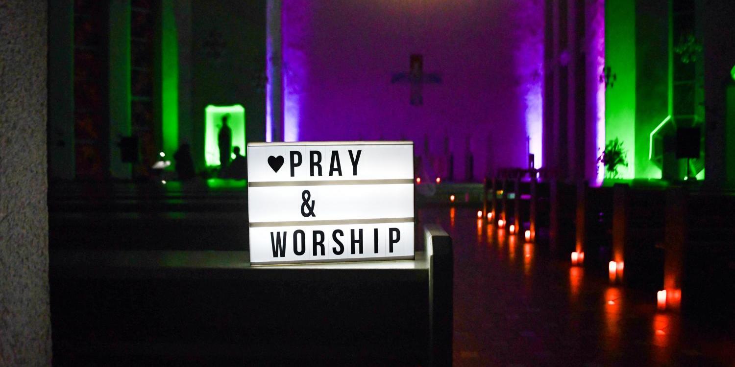 pray-and-worship_by_Yohanes_Vianey_Lein_pfarrbriefservice