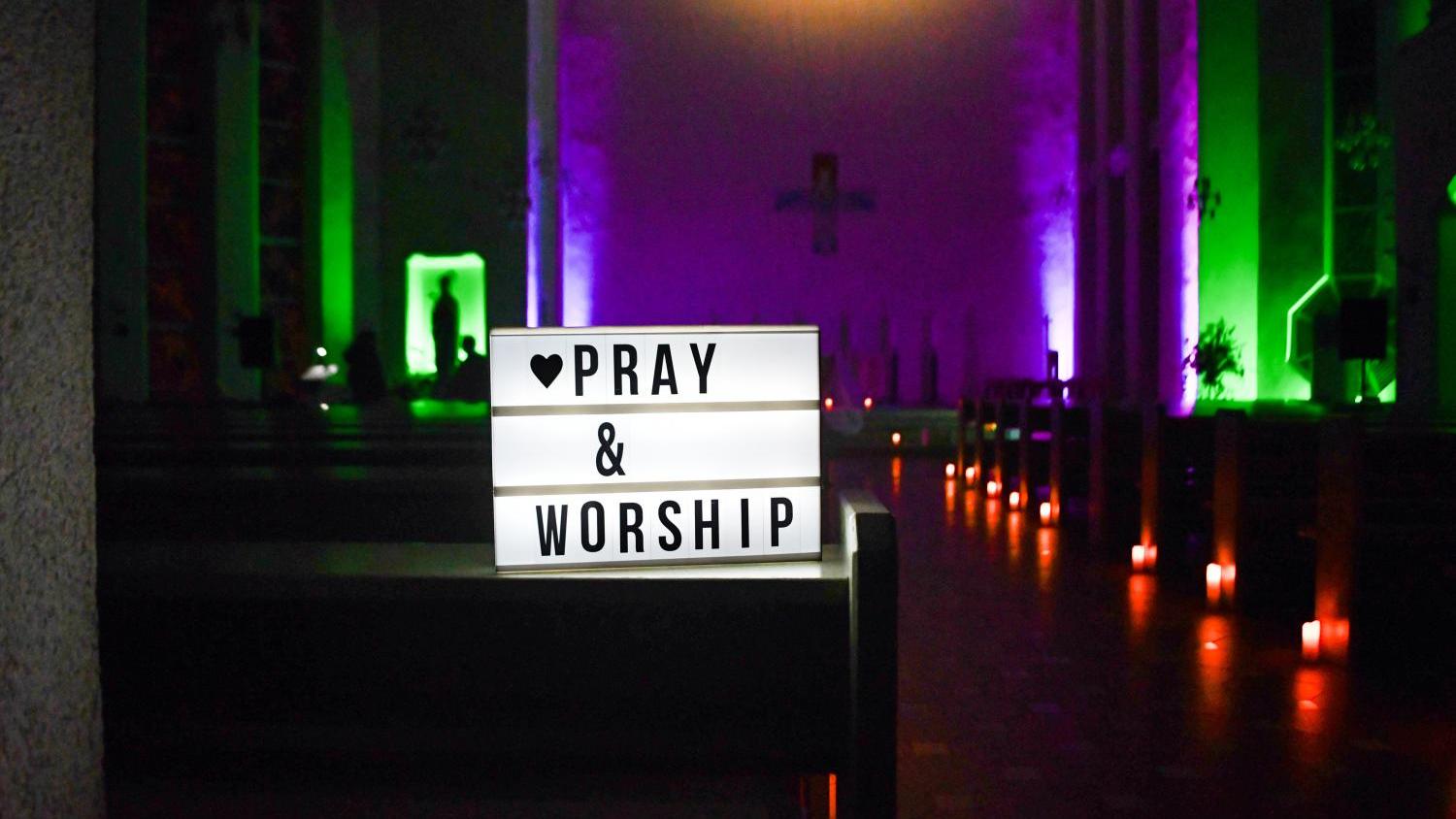 pray-and-worship_by_Yohanes_Vianey_Lein_pfarrbriefservice